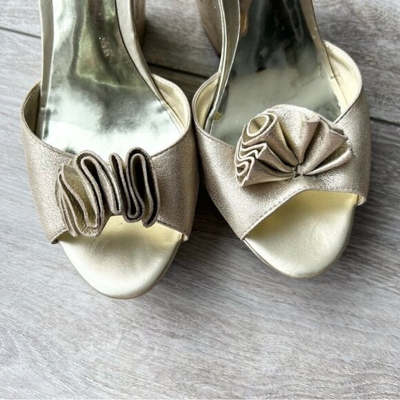 Guess Pewter Metallic Wedge Ankle Strap Peep Toe Heels Shoes Buckle - Picture 3 of 15